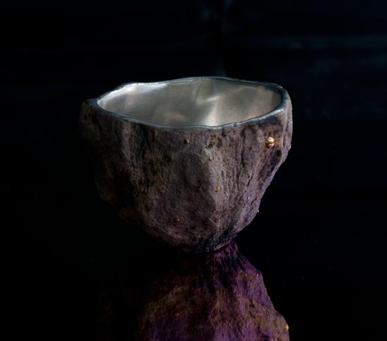 A sake cup by Inayoshi Osamu