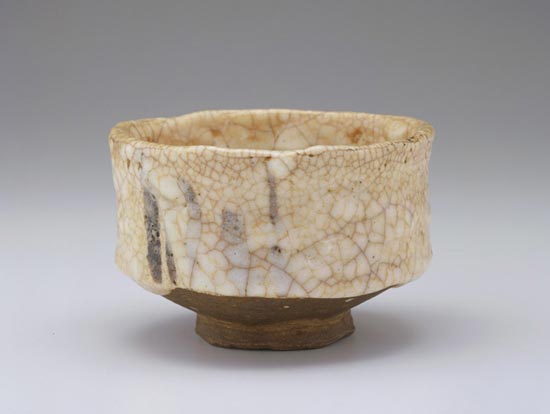 Seto ware tea bowl in decorated Shino style