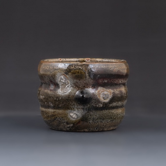 Side-fired shino pot with wood ash by Alisa Lau