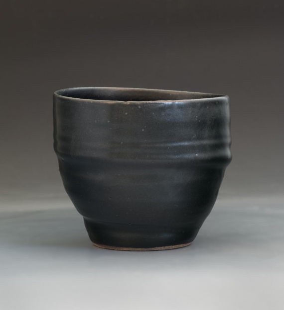 Loosely thrown black pot by Felix Kolesa