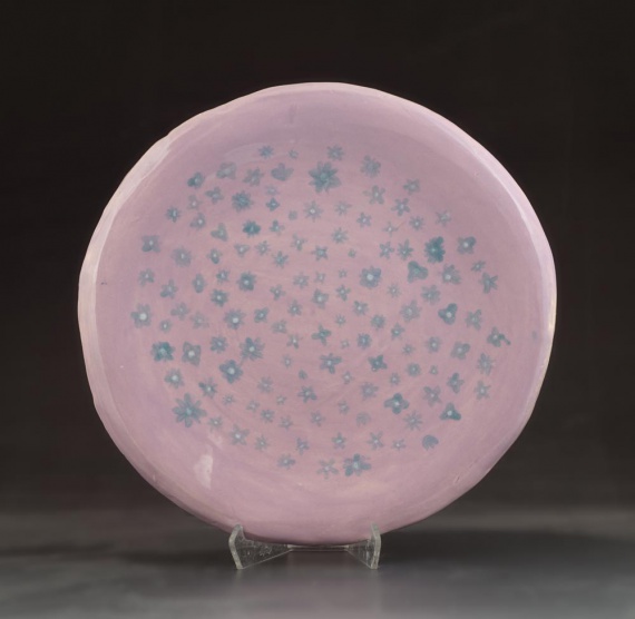 Plate with flower pattern by Izzy Kesselring