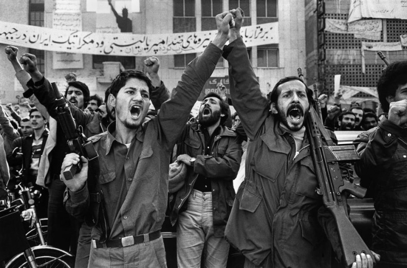 <p><b>Abbas Attar</b>, <i>RAN. Tehran. Armed militants outside the United States Embassy, where diplomats are held hostage since Nov. 4th, 1979. In the background is a banner with the American Statue of Liberty</i>.</p>