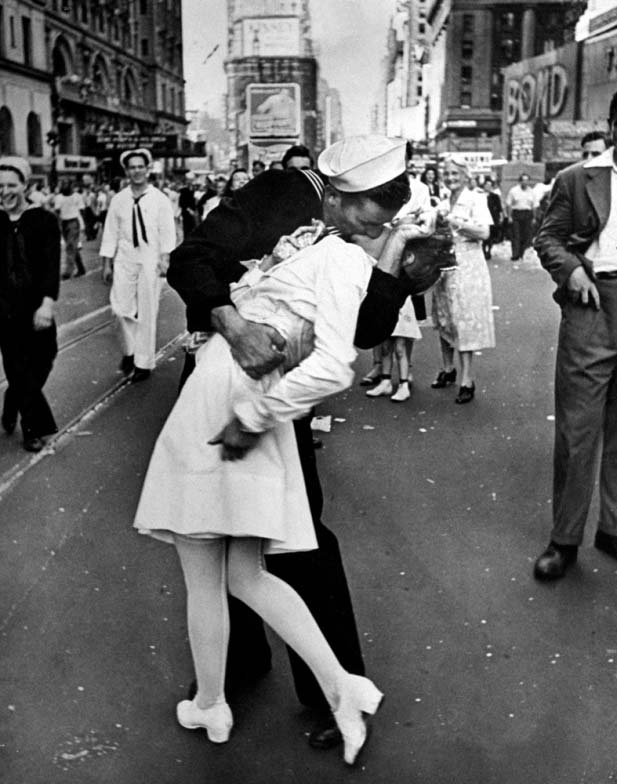 <p><b>Alfred Eisenstaedt</b>, <i>VJ Day in Times Square</i>, 1945.</p>
