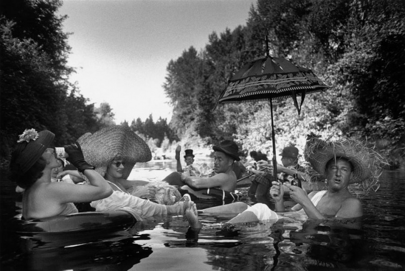 <p><b>Burt Glinn</b>, <i>USA. Seattle, Washington. 1953. Members of the Seattle Tubing Society in full float.</i></p>