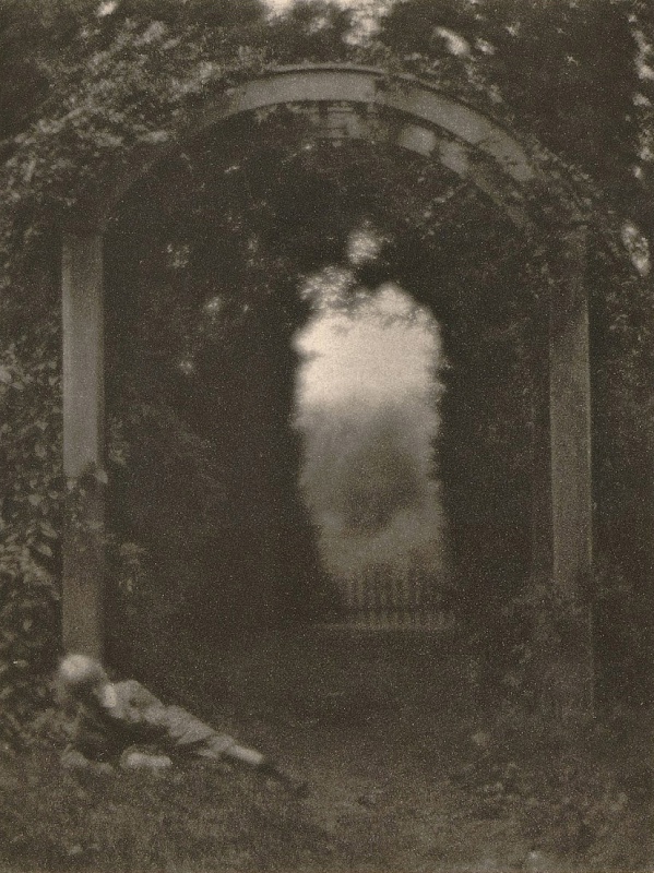 <p><b>Clarence White</b>, <i>Entrance to the Garden</i>, circa 1908</p>