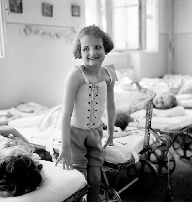 <p><b>David Seymour</b>, <i>AUSTRIA. Vienna. 1948. Bellevue Hospital for children. This little girl, suffering from spinal tuberculosis, must wear a special stiff body jacket.</i></p>