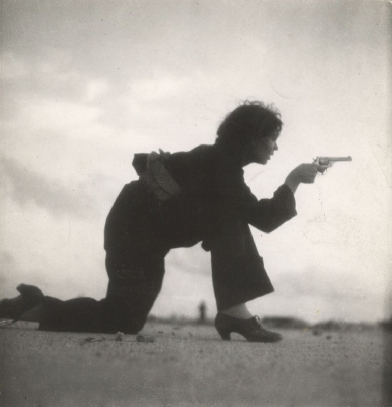 <p><b>Gerda Taro</b>, <i>Republican militiawoman training on the beach, outside Barcelona</i>, August 1936</p>