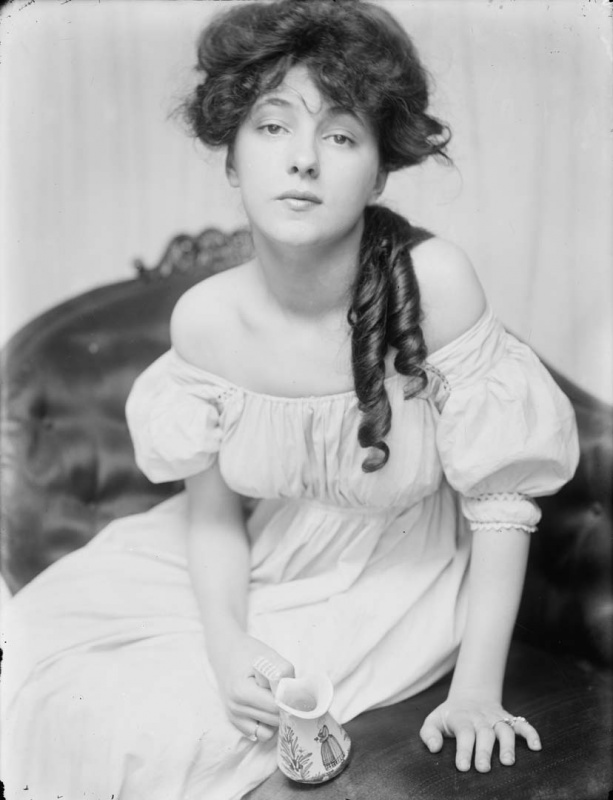 <p><b>Gertrude Käsebier</b>, <i>Evelyn Nesbit about 1900 at a time when she was brought to the studio by Stanford White</i>.</p>