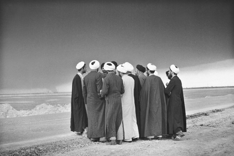 <p><b>Kaveh Golestan</b>, <i>Mullahs`Conference, Abadan, Iran, 1983. Clerics congregate on the frontline.</i></p>