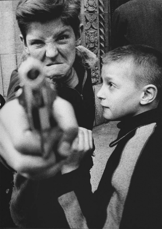 <p><b>William Klein</b>, <i>Gun 1, New York</i>, 1955.</p>