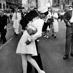 <p><b>Alfred Eisenstaedt</b>, <i>VJ Day in Times Square</i>, 1945.</p>