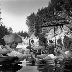 <p><b>Burt Glinn</b>, <i>USA. Seattle, Washington. 1953. Members of the Seattle Tubing Society in full float.</i></p>