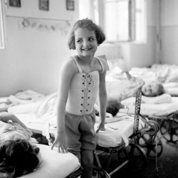 <p><b>David Seymour</b>, <i>AUSTRIA. Vienna. 1948. Bellevue Hospital for children. This little girl, suffering from spinal tuberculosis, must wear a special stiff body jacket.</i></p>