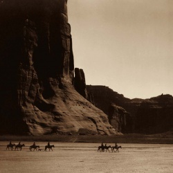 <p><b>Edward S. Curtis</b>, <i>Cañon de Chelly - Navaho</i>, 1904.</p>