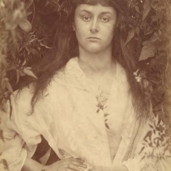 <p><b>Julia Margaret Cameron</b>, <i>Alice Liddell / Pomona</i>, 1872.</p>
