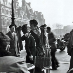 <p><b>Robert Doisneau</b>, <i>Le Baiser de l'Hotel de Ville, Paris</i>, 1950.</p>