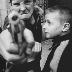 <p><b>William Klein</b>, <i>Gun 1, New York</i>, 1955.</p>