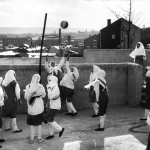 <p><b>Abbas Attar</b>, <i>GB. ENGLAND. Yorkshire. Batley. At the Zakaria Muslim Girls High School, funded by the muslim community, girls in hijab (islamic dress) play touchball. 1989</i>.</p>