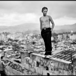 <p><b>Christopher Anderson</b>. VENEZUELA. Caracas. 2007. Boys playing in a slum overlooking Caracas.</p>