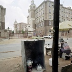 <p><b>David Goldblatt</b>, <i>Waiting to sell food to construction workers who are putting the finishing touches to 93 Grayston. Sandton, Johannesburg</i>, 2001.</p>
