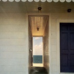 <p><b>Joel Meyerowitz</b>, <i>Doorway to the Sea</i>, 1982.</p>