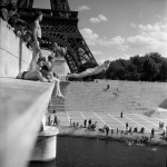 <p><b>Robert Doisneau</b>, <i>Le plongeur du Pont d'Iena, Paris</i>, 1945.</p>