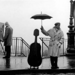 <p><b>Robert Doisneau</b>, <i>Le violoncelle sous la pluie, Paris</i>, 1957.</p>