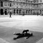 <p><b>Robert Doisneau</b>, <i>Cour Carrée du Louvre</i>, 1969.</p>