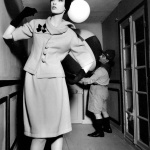 <p><b>William Klein</b>, <i>Dorothy + Scout + Ball</i>, Paris, Vogue, 1960.</p>