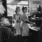 <p><b>Willy Ronis</b>, <i>Marchandes de Frites, Rue Rambuteau</i>, 1946.</p>